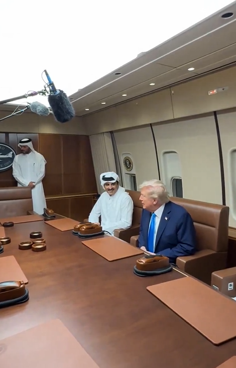 Imagen de Y en su viaje hacia Asia Donald Trump se reune con el emir de Qatar a bordo del Air Force One. Le dice qué es un honor tenerlo el avión.